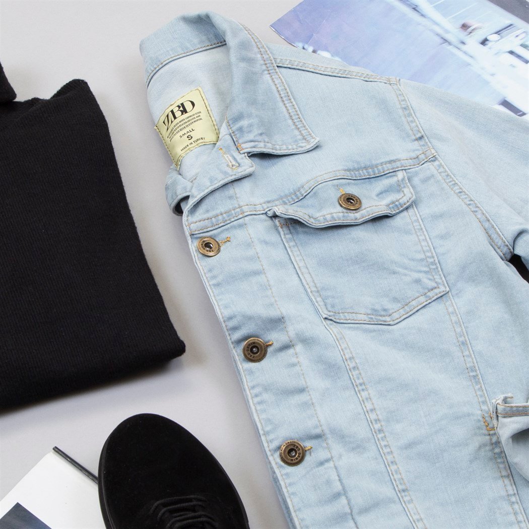 Buz Mavi Kot Ceket Tişört Pantolon Ayakkabı Kombin