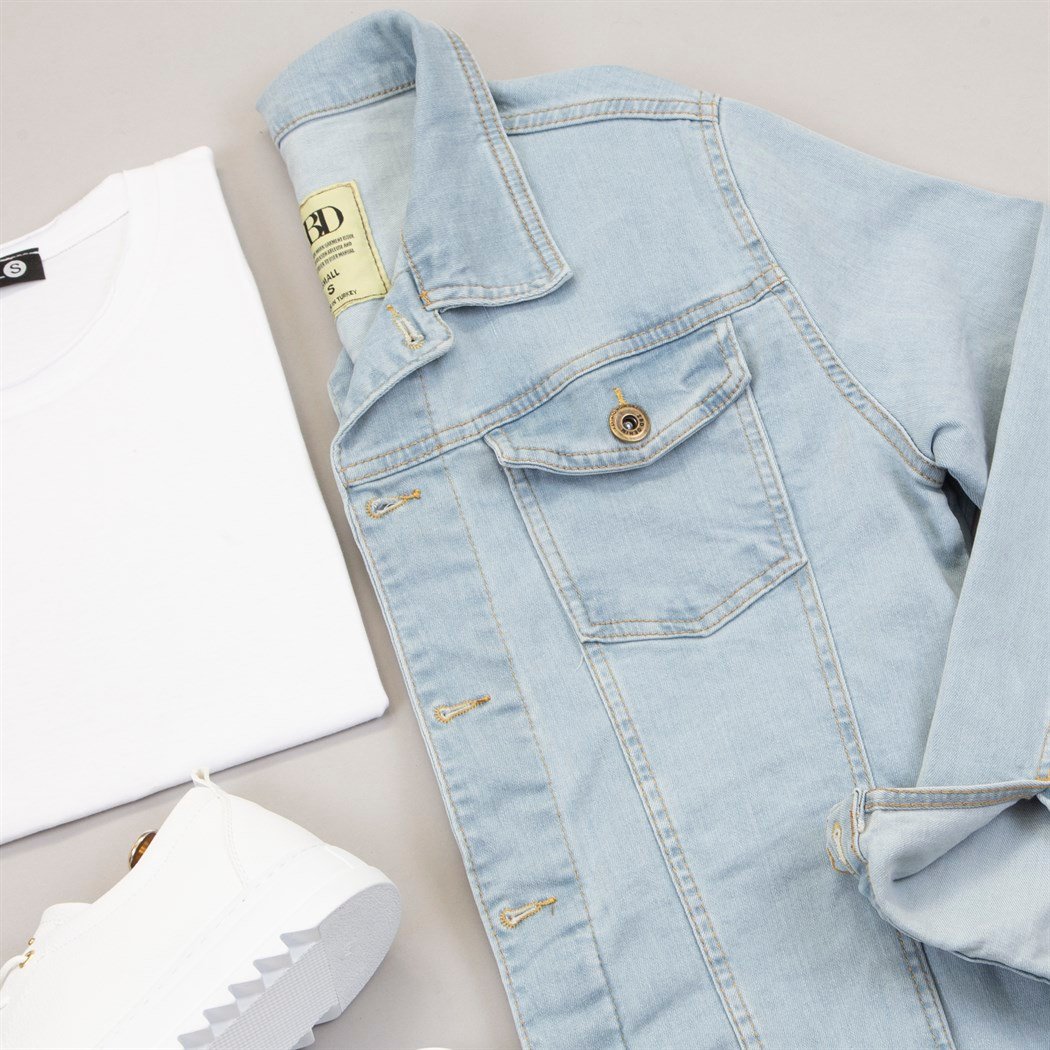 Buz Mavi Kot Ceket Tişört Pantolon Ayakkabı Kombin