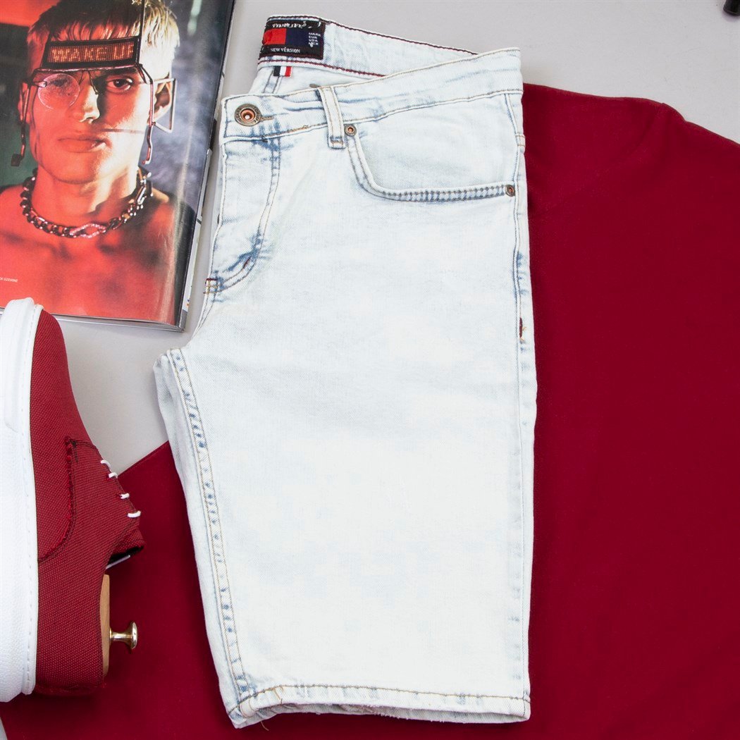 Buz Mavi Kot Şort Tişört Ayakkabı Kombin