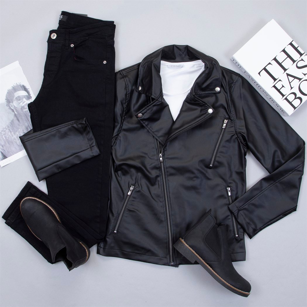 Çapraz Fermuarlı Siyah Deri Ceket Tişört Pantolon Bot Kombin