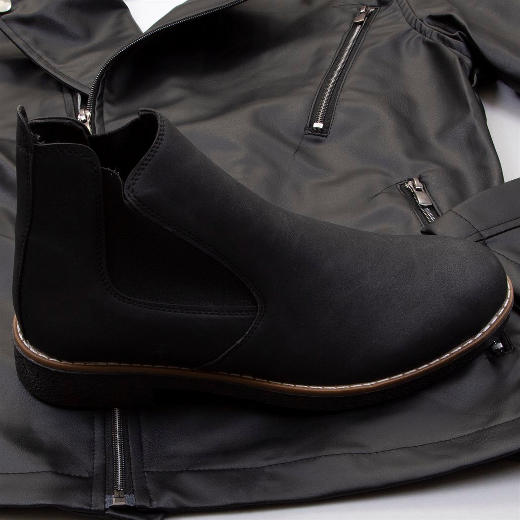 Çapraz Fermuarlı Siyah Deri Ceket Tişört Pantolon Bot Kombin