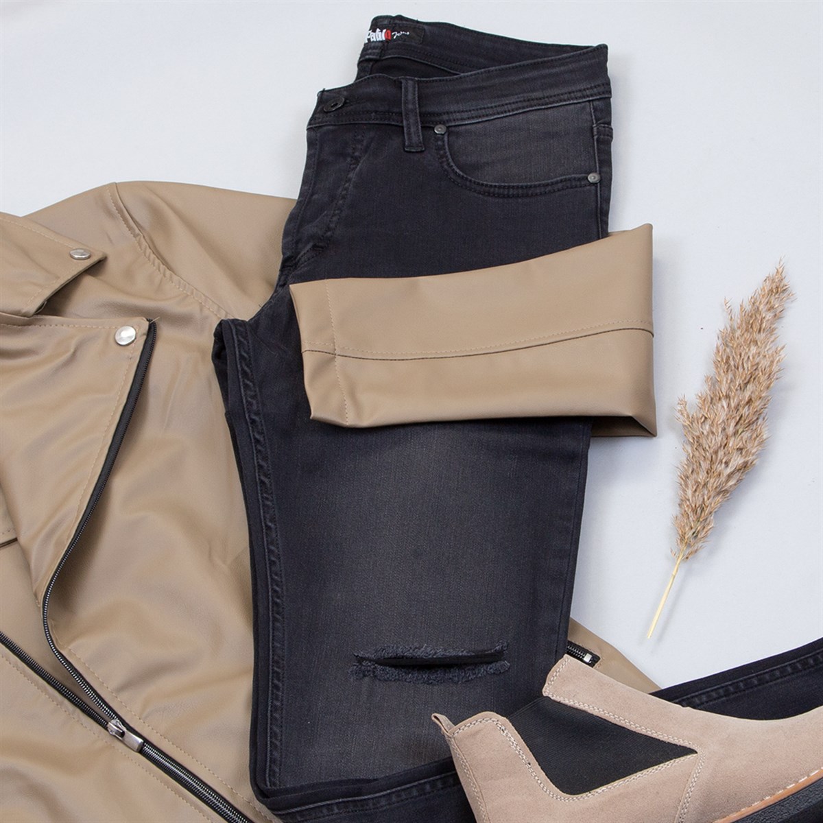 Çapraz Fermuarlı Sütlü Kahve Deri Ceket Boğazlı Kazak Pantolon Bot Kombin