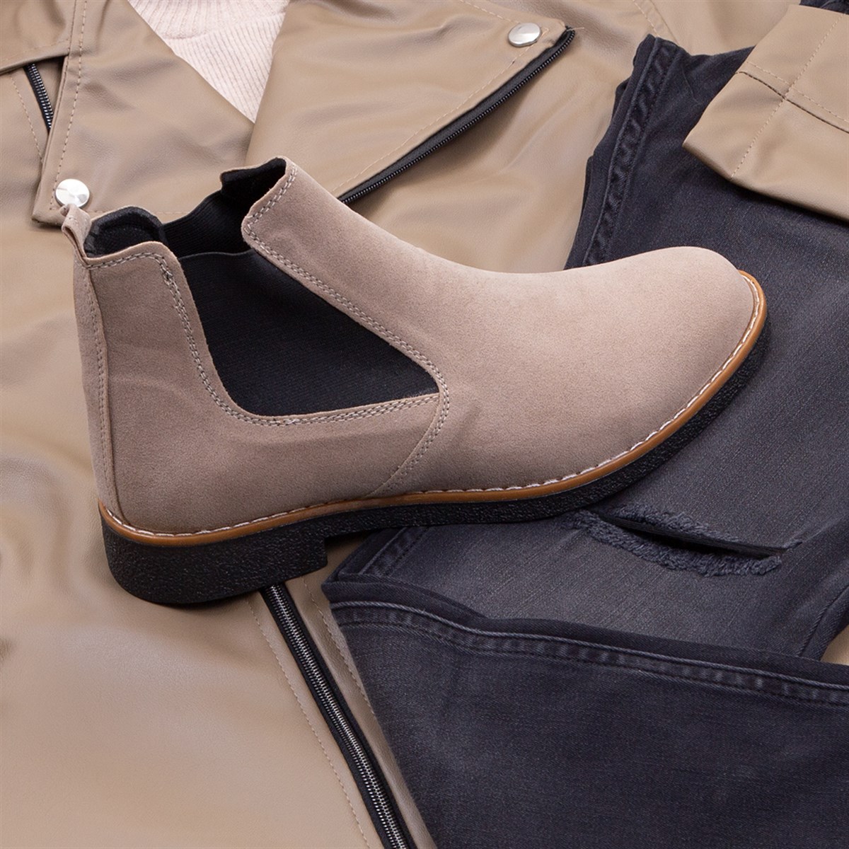 Çapraz Fermuarlı Sütlü Kahve Deri Ceket Boğazlı Kazak Pantolon Bot Kombin