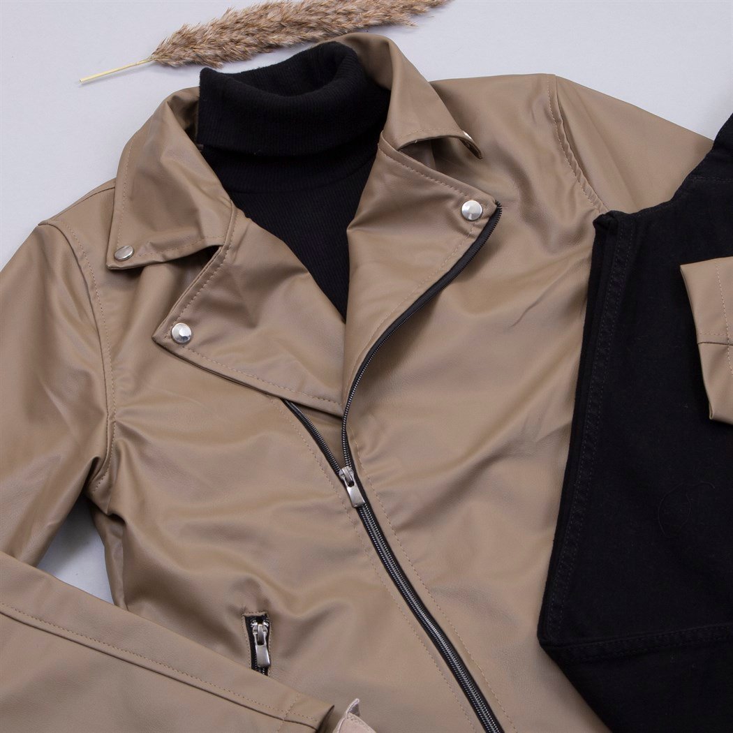 Çapraz Fermuarlı Sütlü Kahve Deri Ceket Boğazlı Kazak Pantolon Bot Kombin