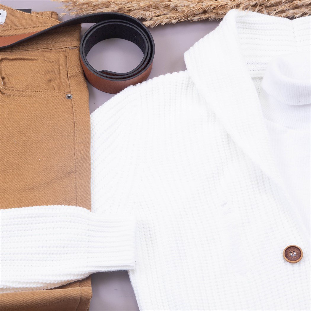 Cepli Yırtıklı Beyaz Hırka Kazak Pantolon Bot Kombin