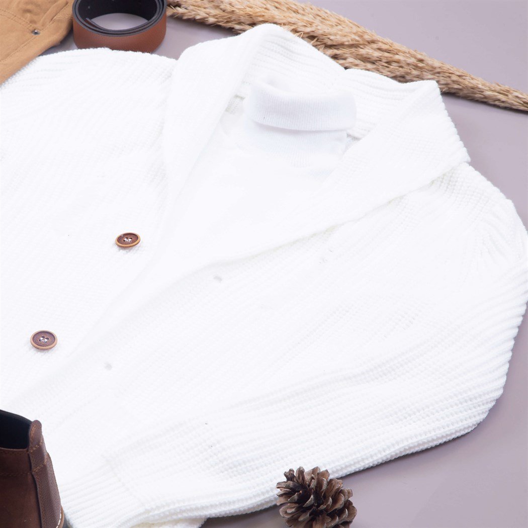 Cepli Yırtıklı Beyaz Hırka Kazak Pantolon Bot Kombin