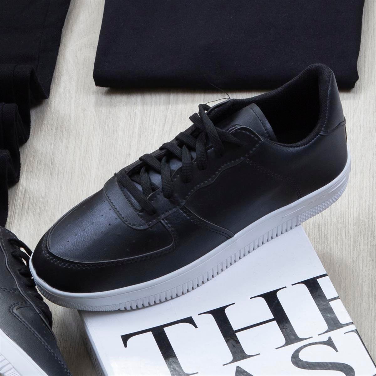 Çıkarılabilir Kapşonlu Gri Şişme Yelek Tişört Pantolon Ayakkabı Kombin