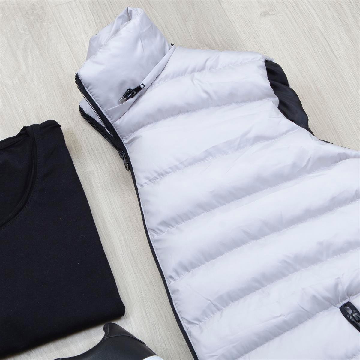 Çıkarılabilir Kapşonlu Gri Şişme Yelek Tişört Pantolon Ayakkabı Kombin