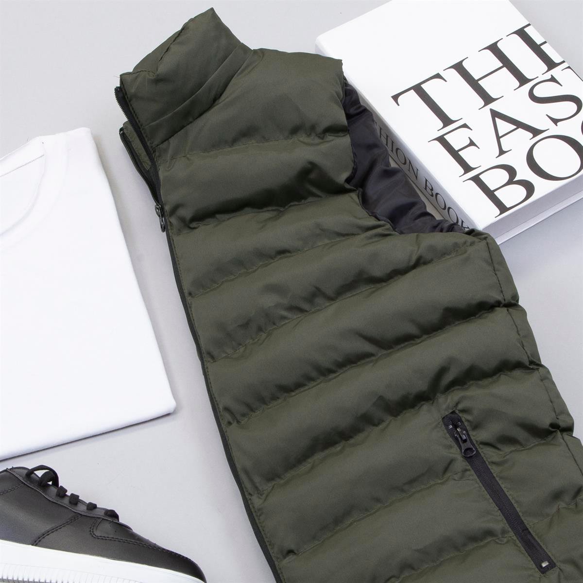 Çıkarılabilir Kapşonlu Haki Şişme Yelek Tişört Pantolon Ayakkabı Kombin