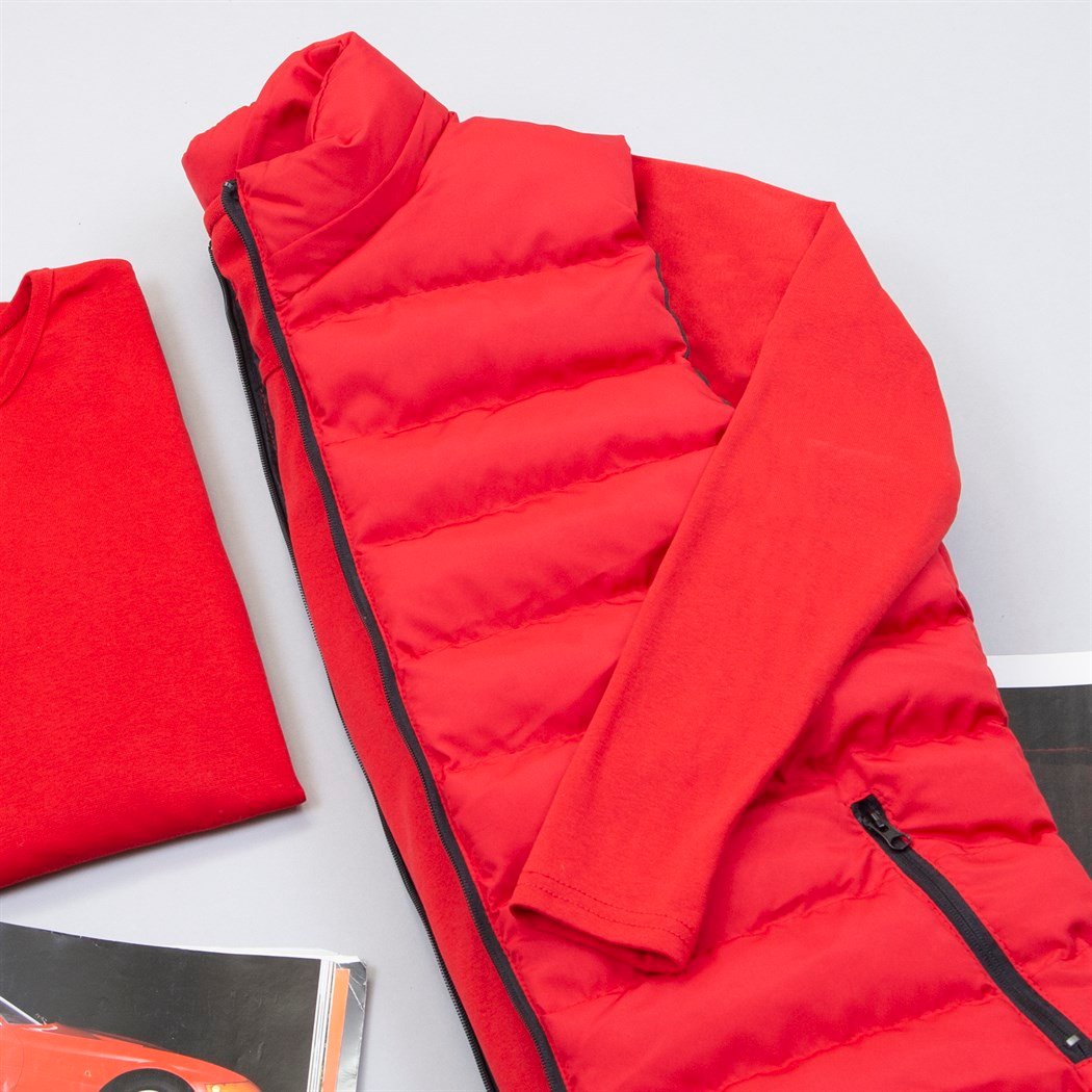 Çıkarılabilir Kapşonlu Kırmızı Şişme Yelek Boğazlı Kazak Pantolon Bot Kombin