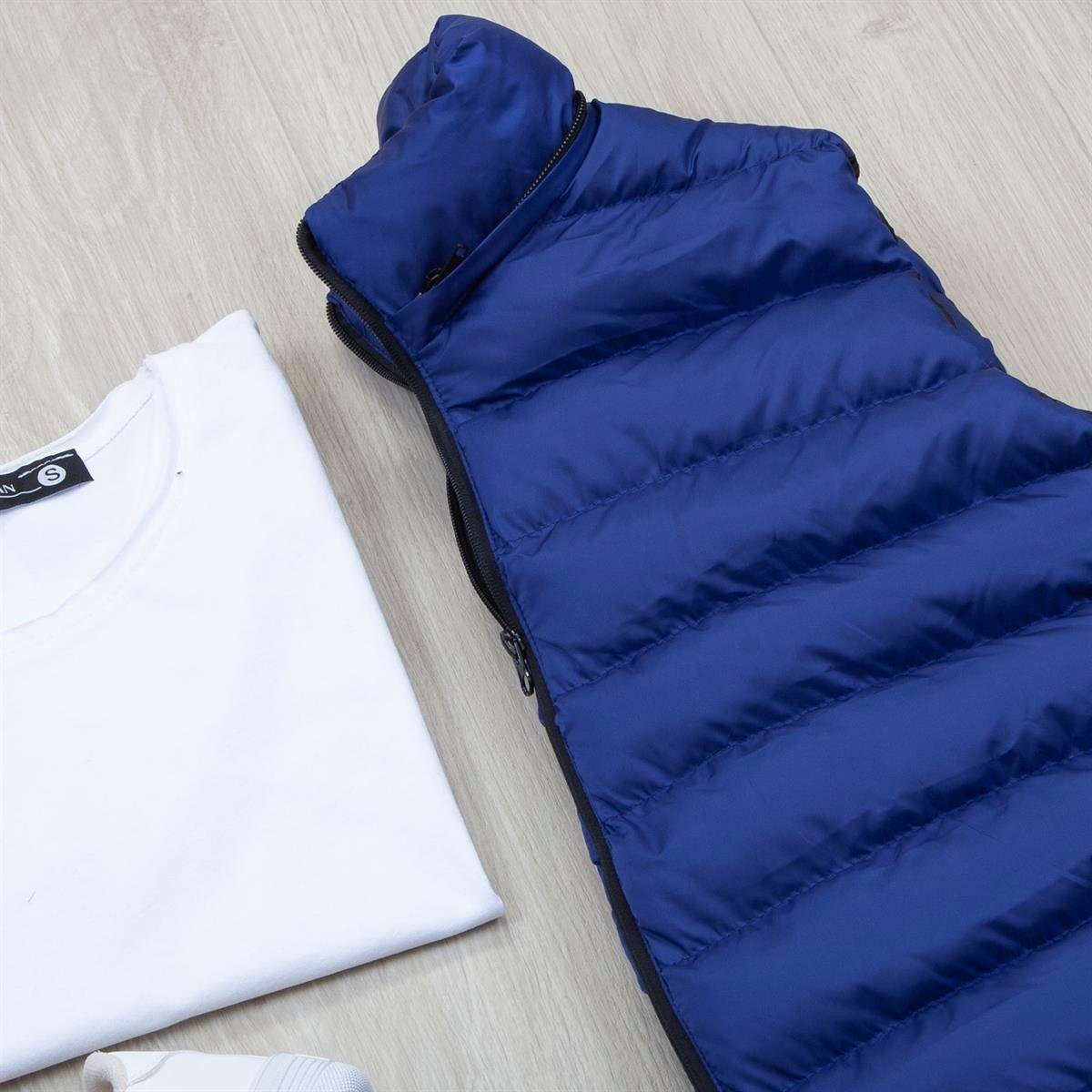 Çıkarılabilir Kapşonlu Lacivert Şişme Yelek Tişört Pantolon Ayakkabı Kombin