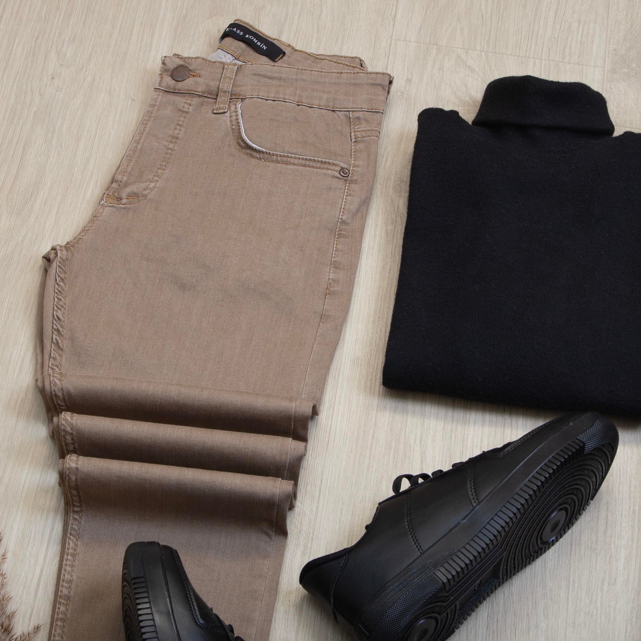 Çıkarılabilir Kapşonlu Siyah Şişme Yelek Boğazlı Body Pantolon Ayakkabı Kombin