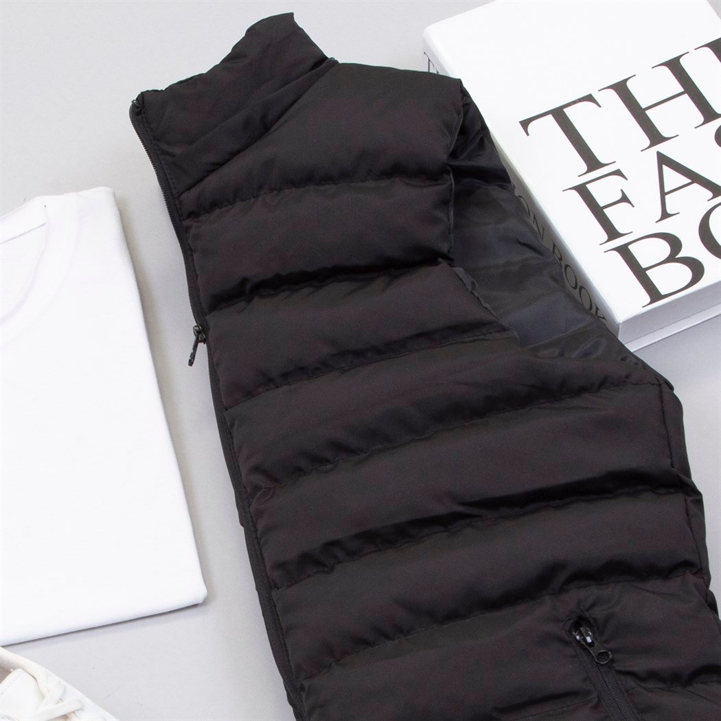 Çıkarılabilir Kapşonlu Siyah Şişme Yelek Tişört Pantolon Ayakkabı Kombin