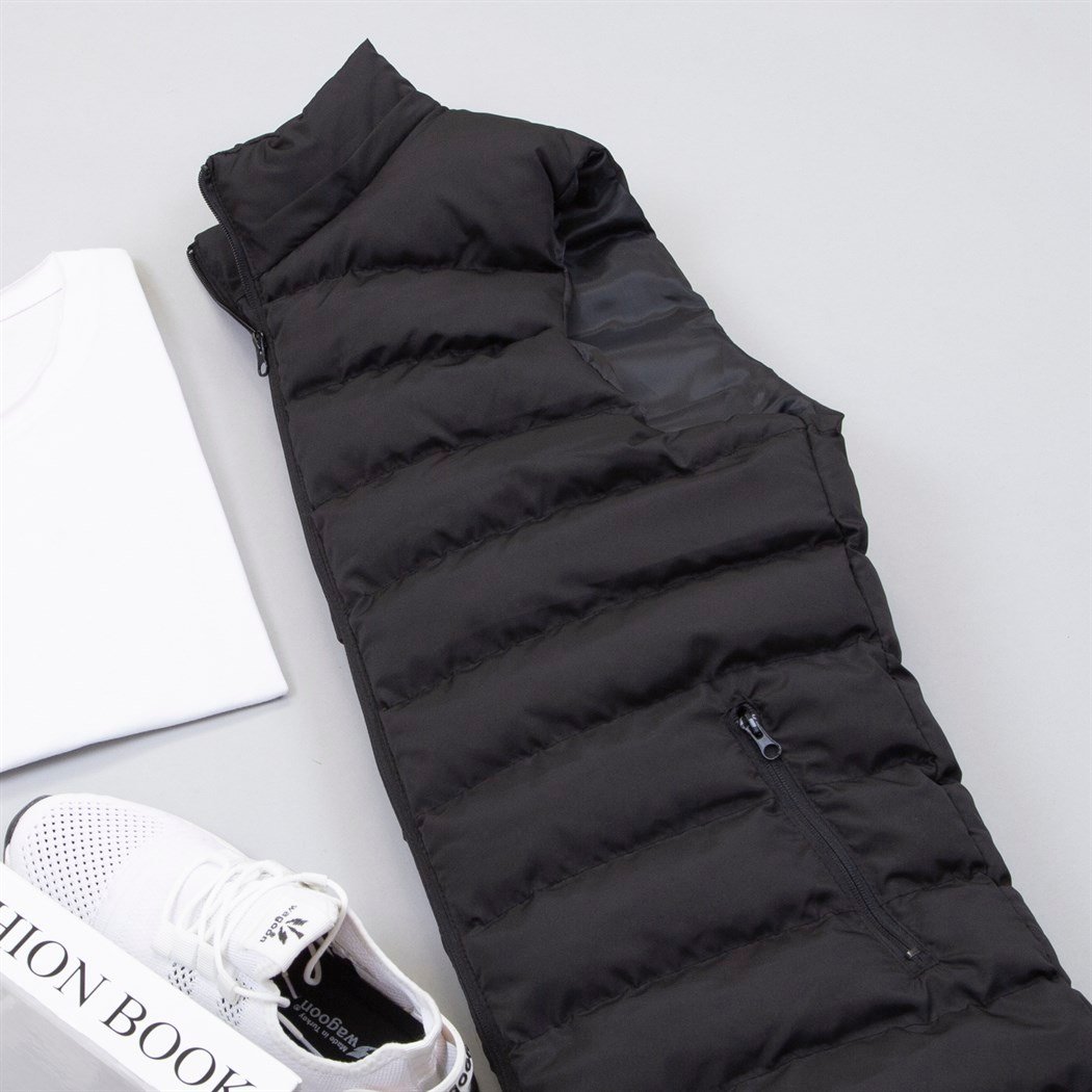 Çıkarılabilir Kapşonlu Siyah Şişme Yelek Tişört Pantolon Ayakkabı Kombin