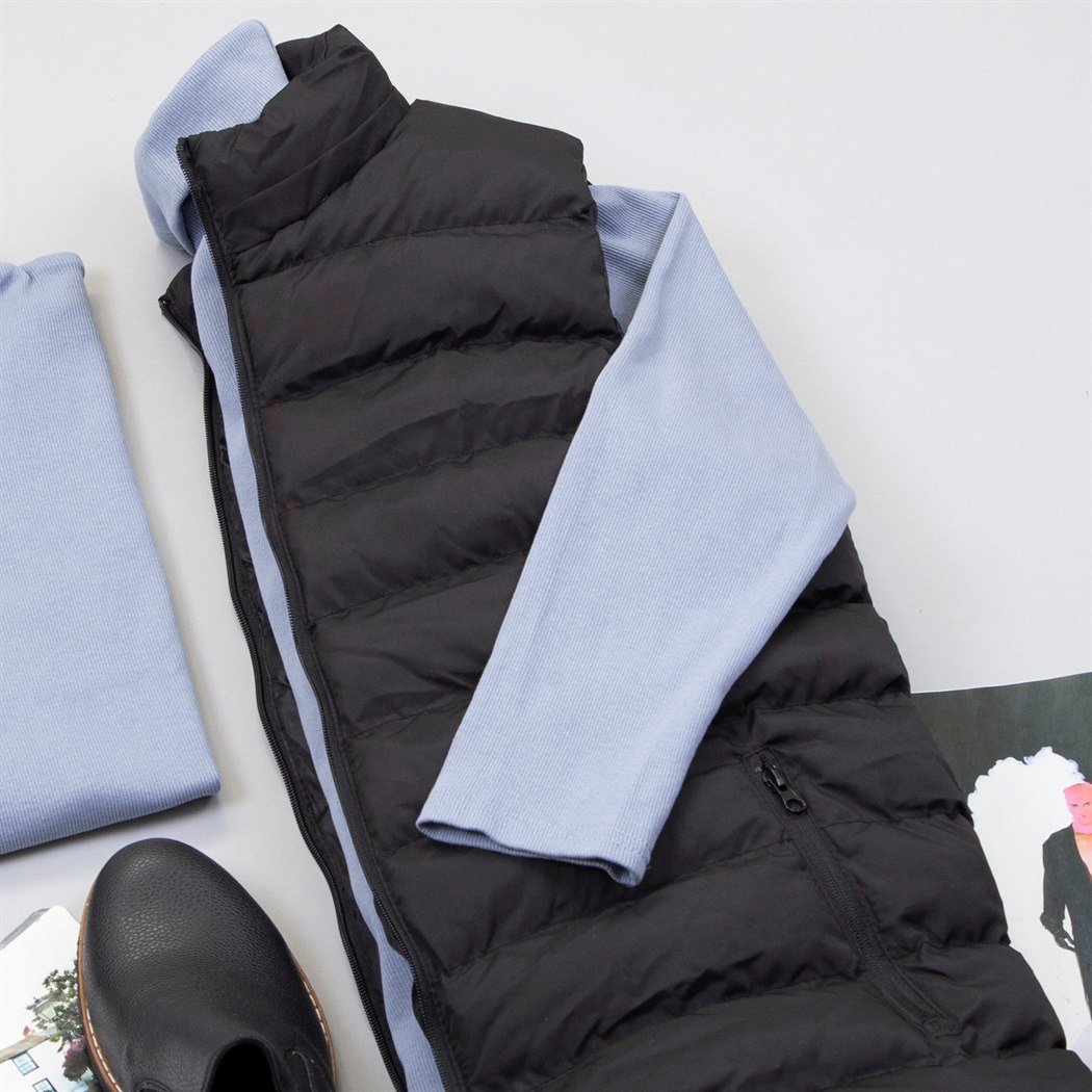 Çıkarılabilir Kapşonlu Siyah Şişme Yelek Boğazlı Kazak Pantolon Bot Kombin