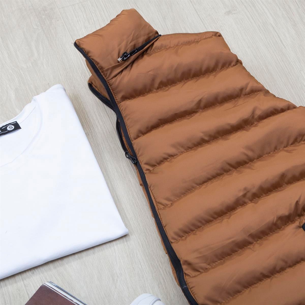 Çıkarılabilir Kapşonlu Taba Şişme Yelek Tişört Pantolon Ayakkabı Kombin