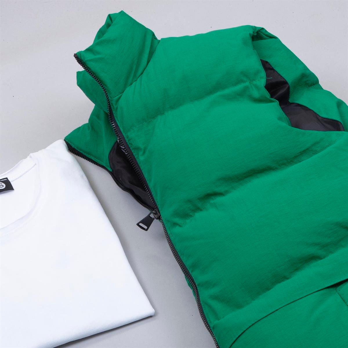 Çıkarılabilir Kapşonlu Yeşil Şişme Yelek Tişört Pantolon Ayakkabı Kombin