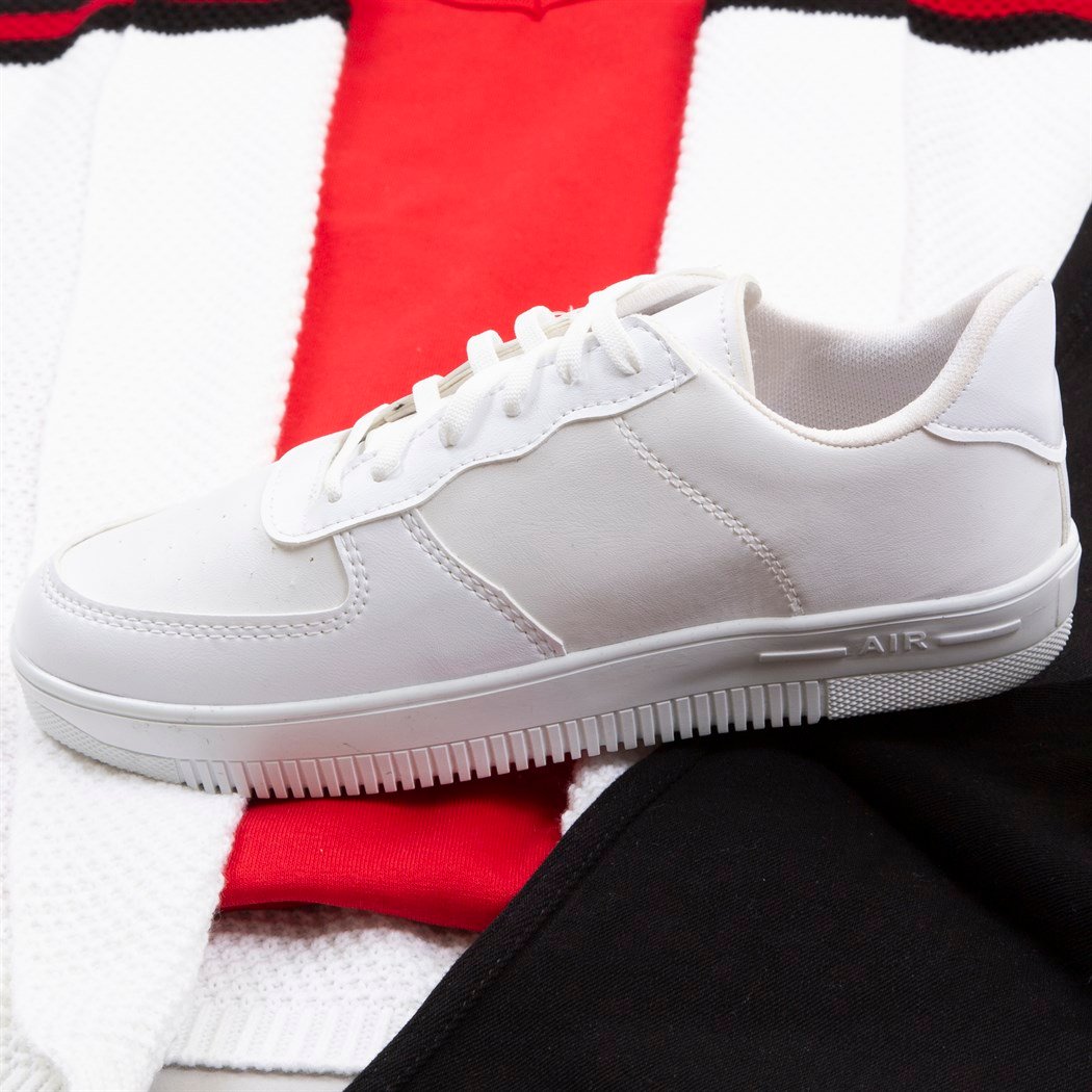 Çizgi Detaylı Beyaz Hırka Body Pantolon Ayakkabı Kombin