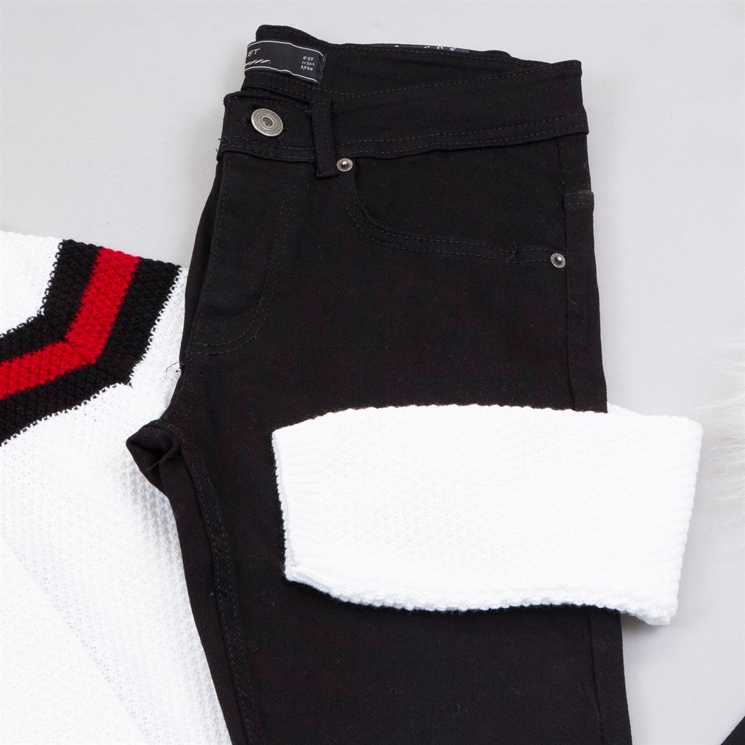 Çizgi Detaylı Beyaz Hırka Body Pantolon Ayakkabı Kombin