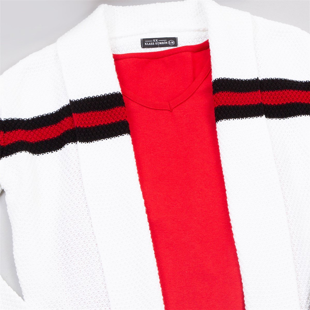 Çizgi Detaylı Beyaz Hırka Body Pantolon Ayakkabı Kombin