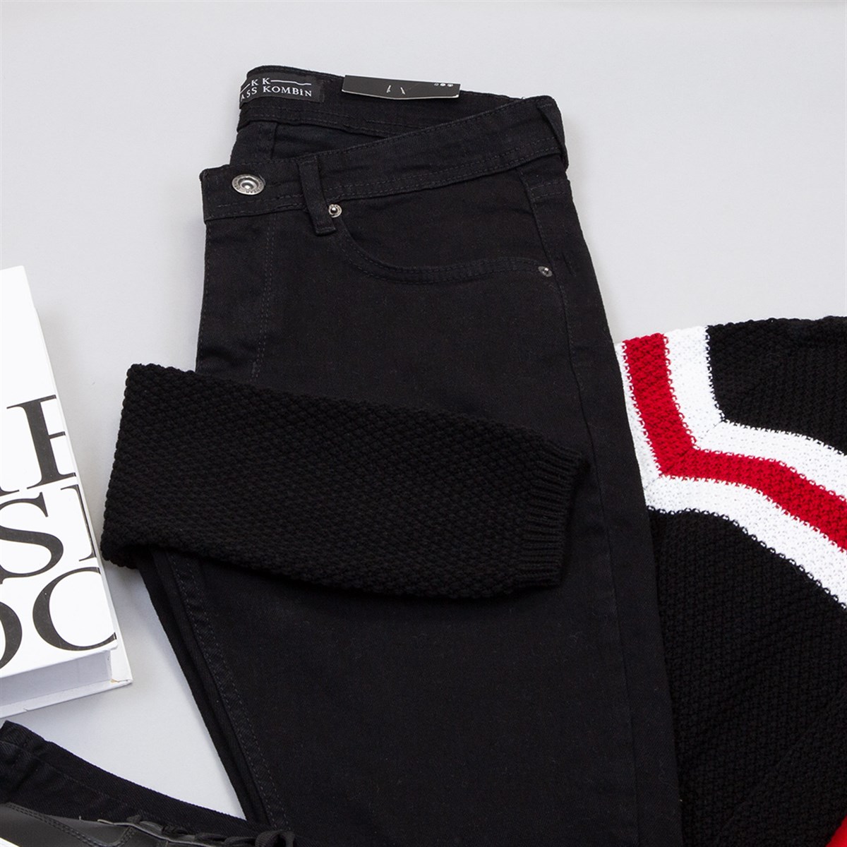 Çizgi Detaylı Siyah Hırka Body Pantolon Ayakkabı Kombin