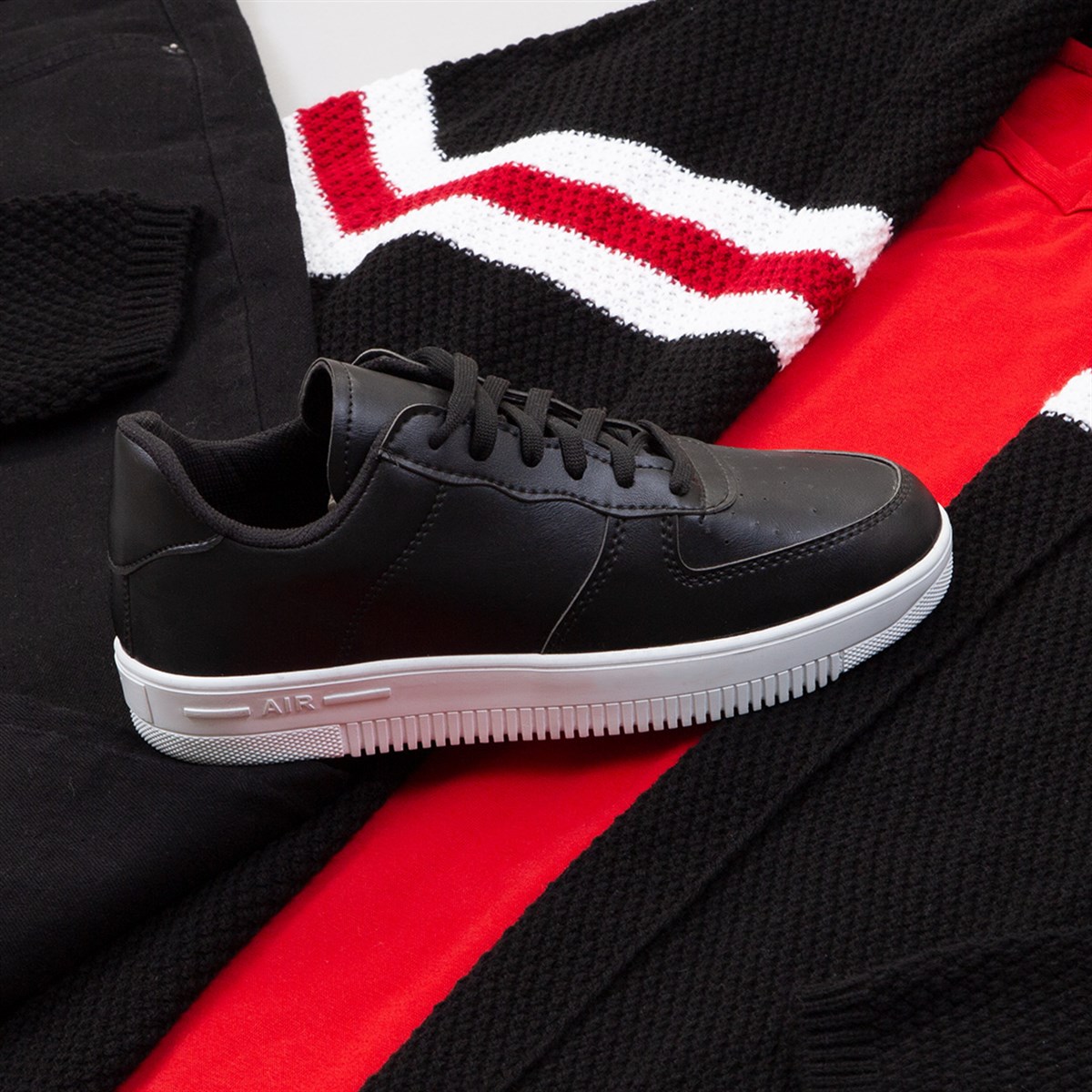 Çizgi Detaylı Siyah Hırka Body Pantolon Ayakkabı Kombin