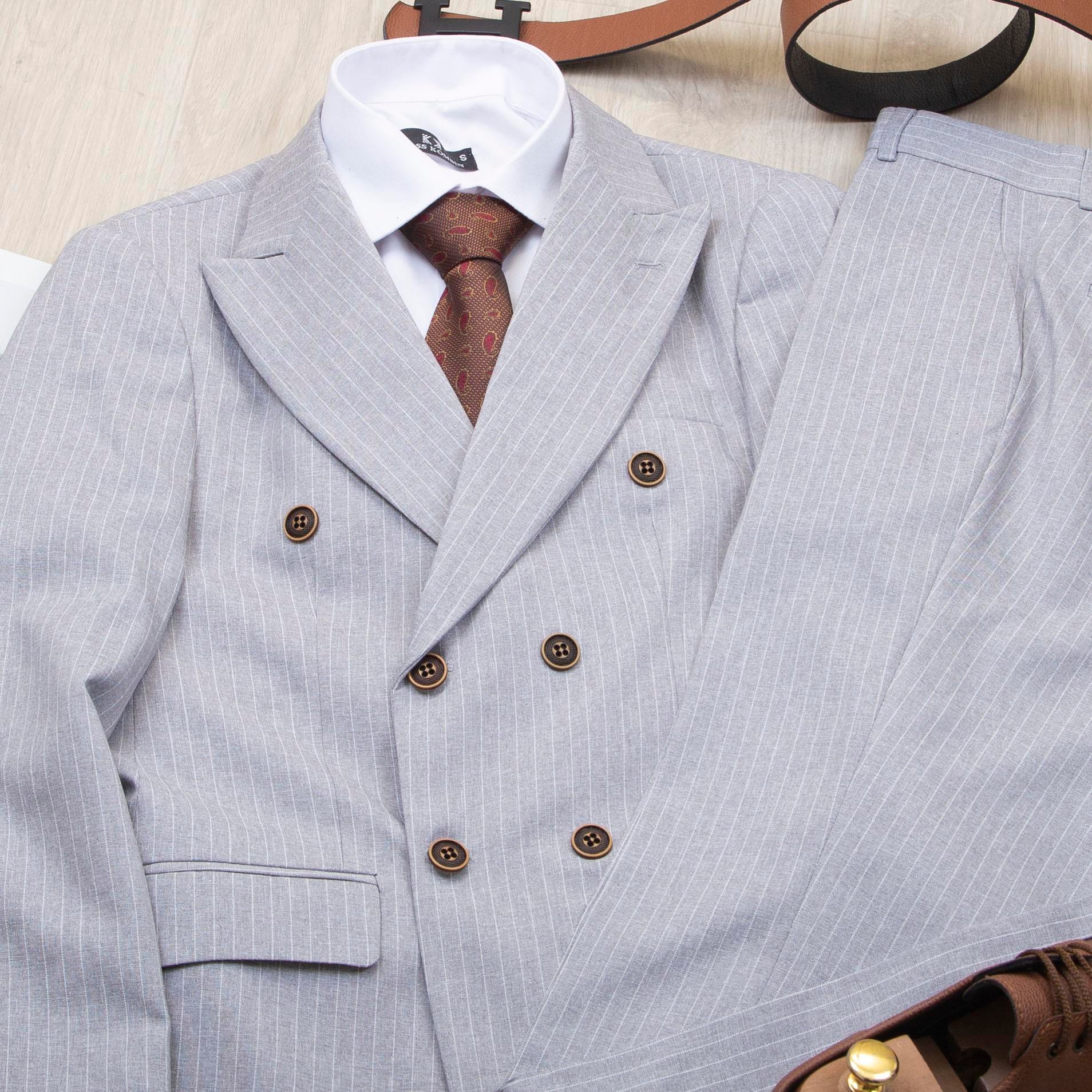 Çizgili Açık Gri Kruvaze Takım Elbise Kombini