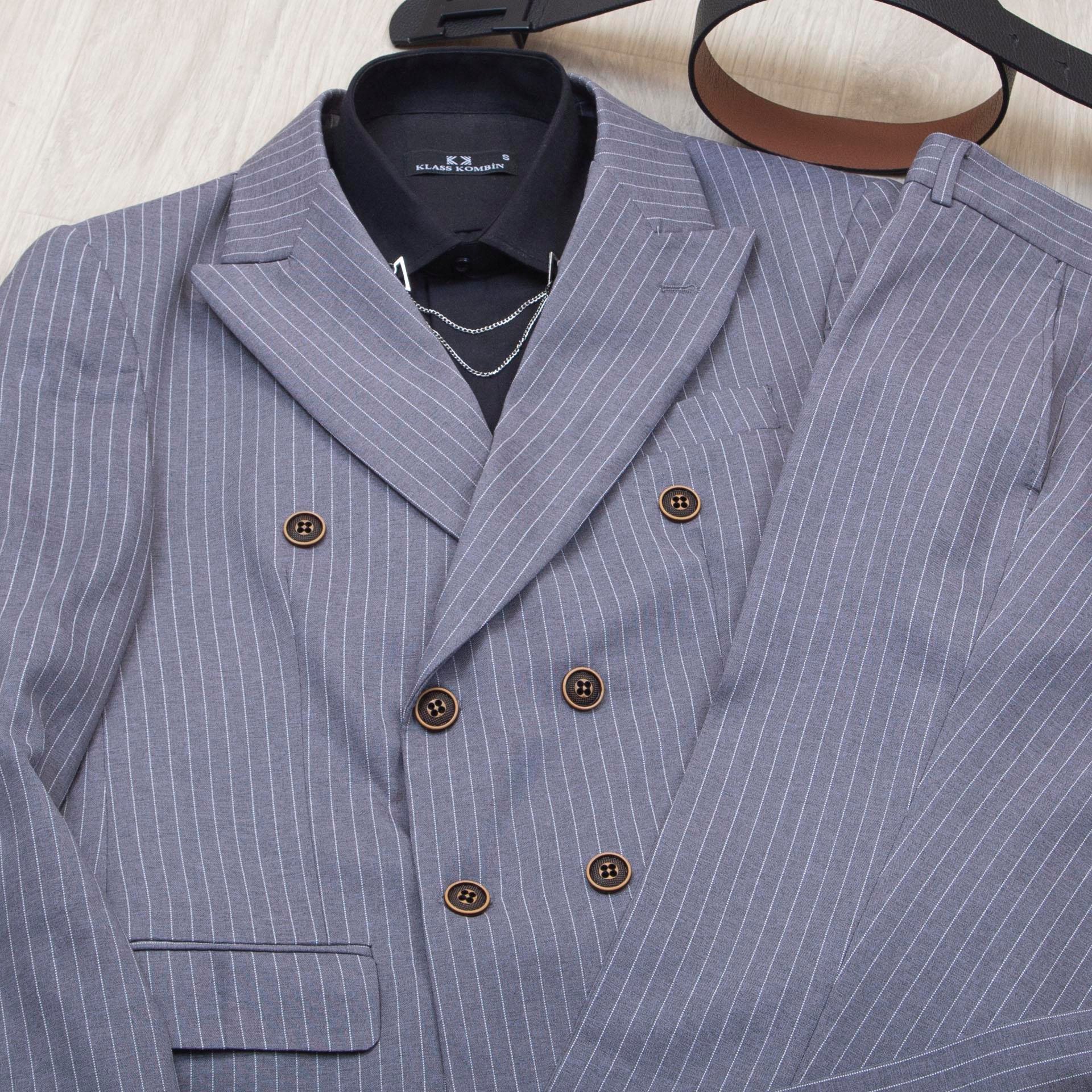 Çizgili Gri Kruvaze Takım Elbise Kombini