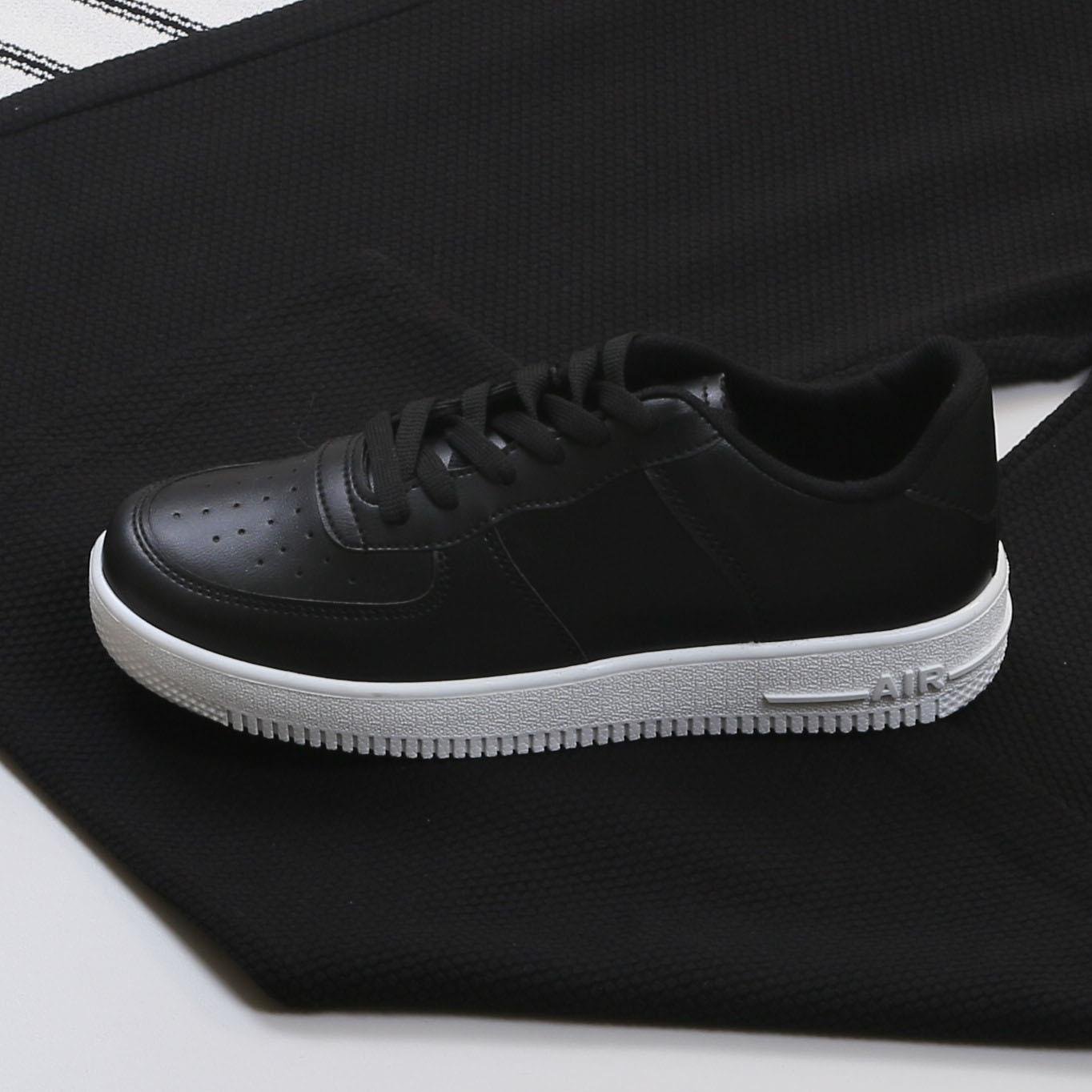 Çizgili Siyah Triko Polo Yaka Tişört Pantolon Ayakkabı Kombin