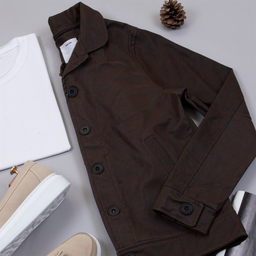 Düğmeli Kahve Ceket Tişört Pantolon Ayakkabı Kombin