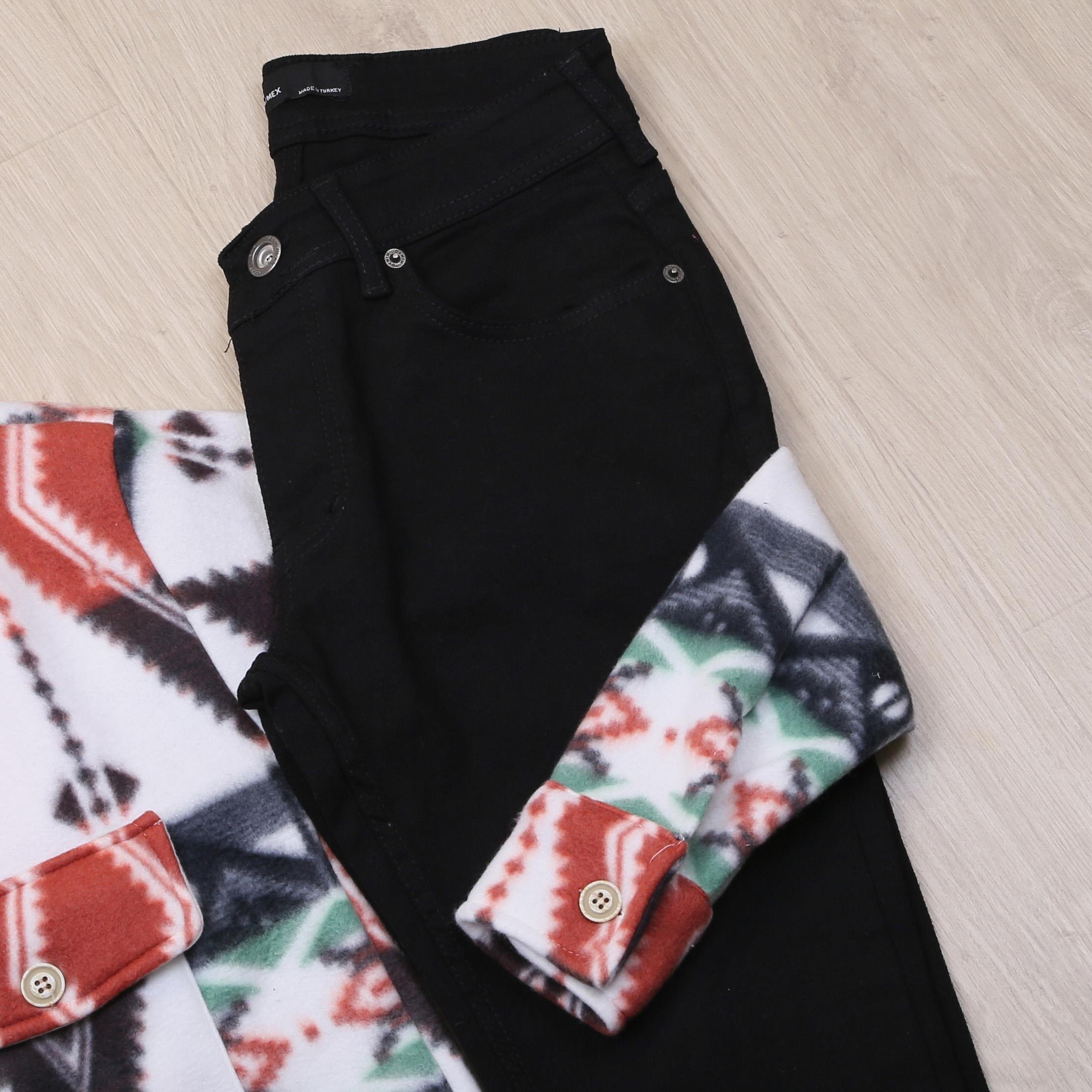 Etnik Desenli Polar Gömlek Body Pantolon Ayakkabı Kombin