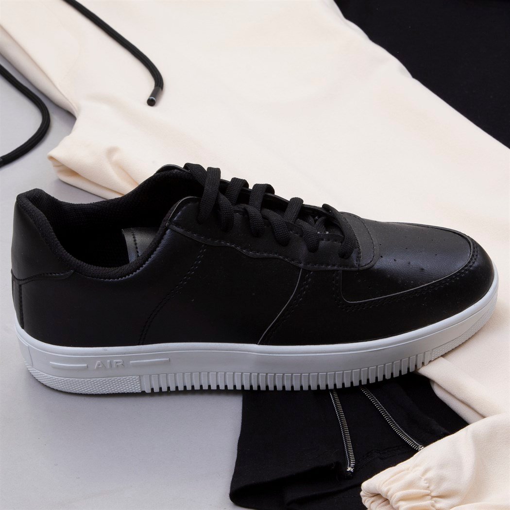 Fermuar Detaylı Siyah Tişört Jogger Ayakkabı Kombin