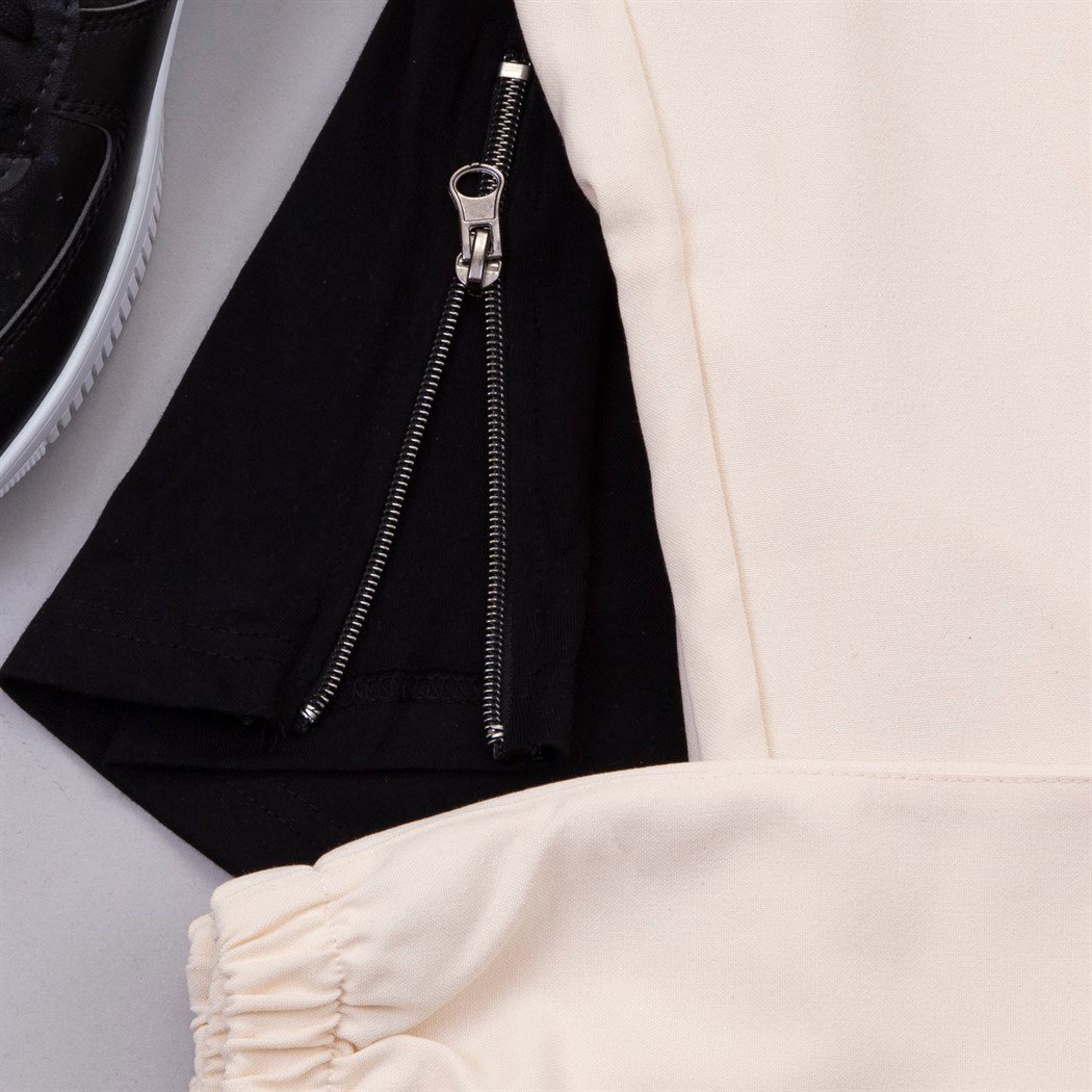 Fermuar Detaylı Siyah Tişört Jogger Ayakkabı Kombin