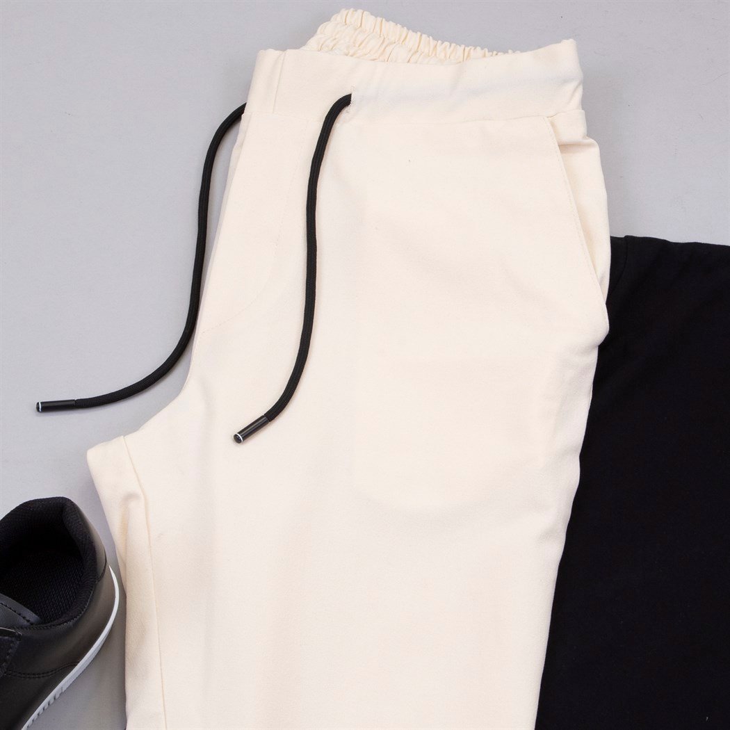 Fermuar Detaylı Siyah Tişört Jogger Ayakkabı Kombin