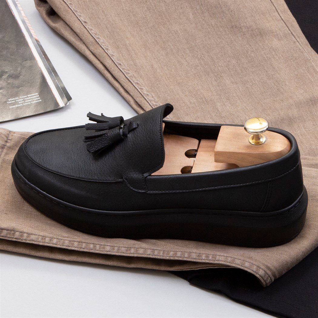 Fermuar Detaylı Siyah Tişört Pantolon Ayakkabı Kombin