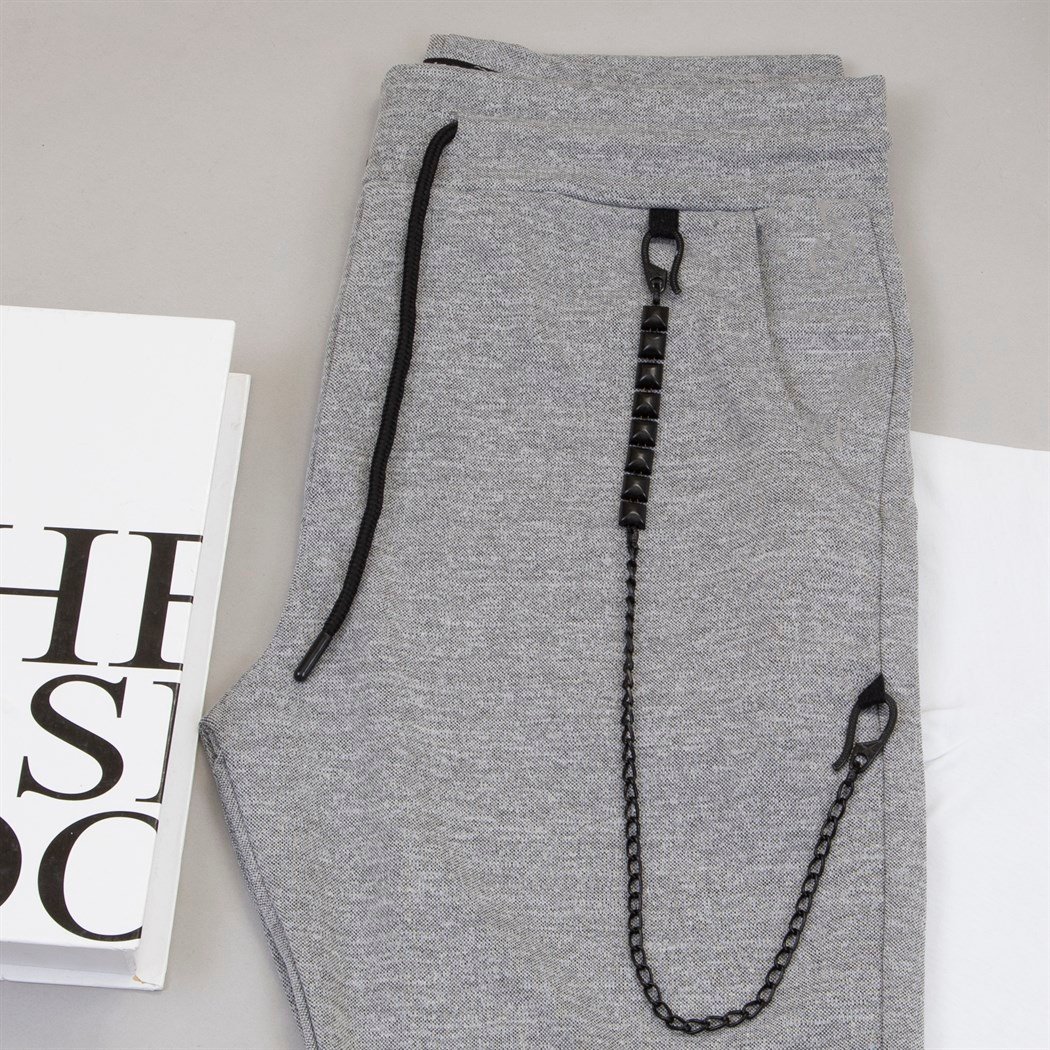 Fermuar Detaylı Tişört Gri Zincirli Jogger Ayakkabı Kombin