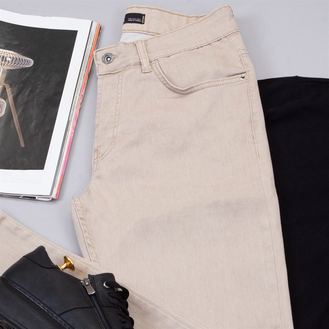 Fermuar Detaylı Tişört Pantolon Ayakkabı Kombin