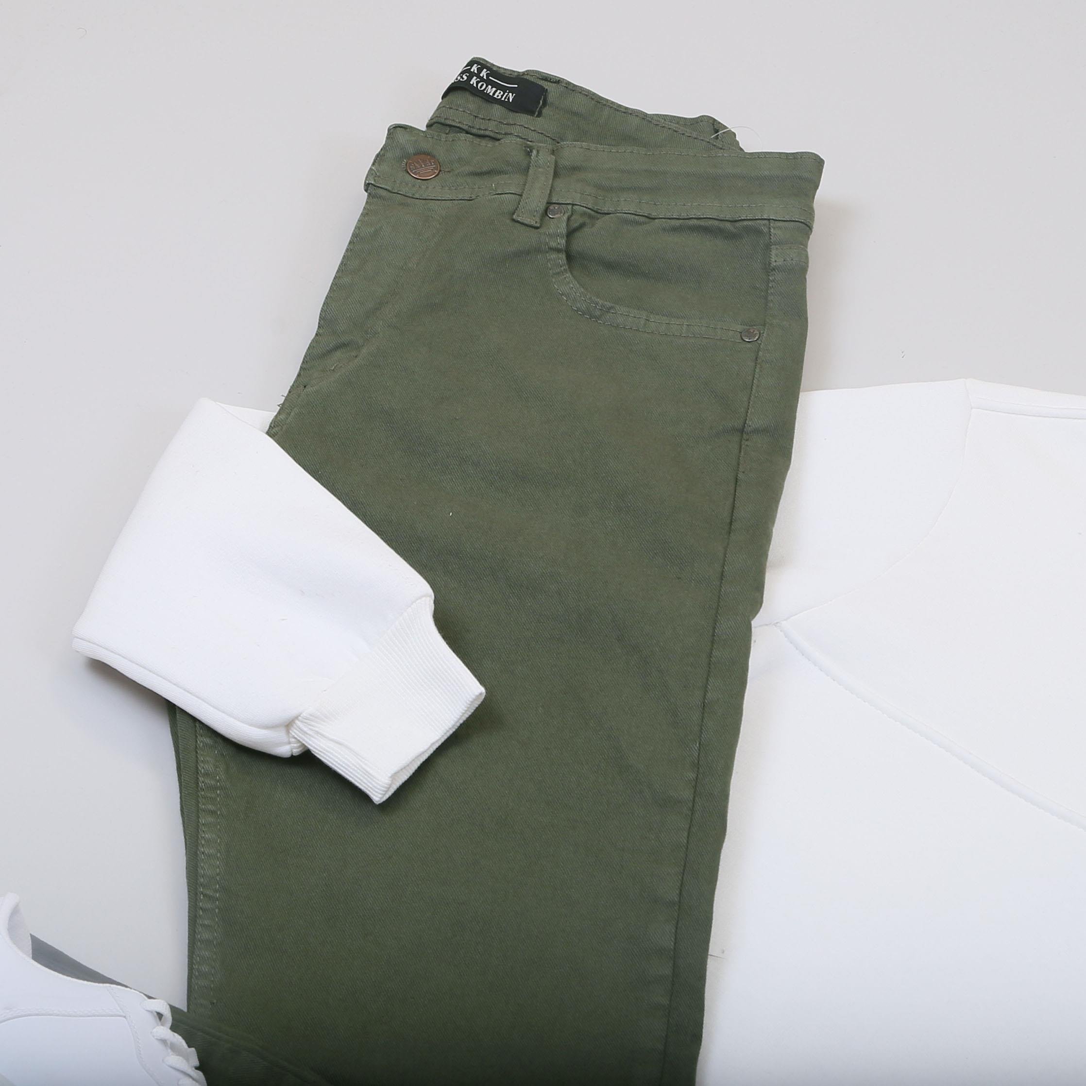 Fermuarlı Beyaz Sweat Pantolon Ayakkabı Kombin