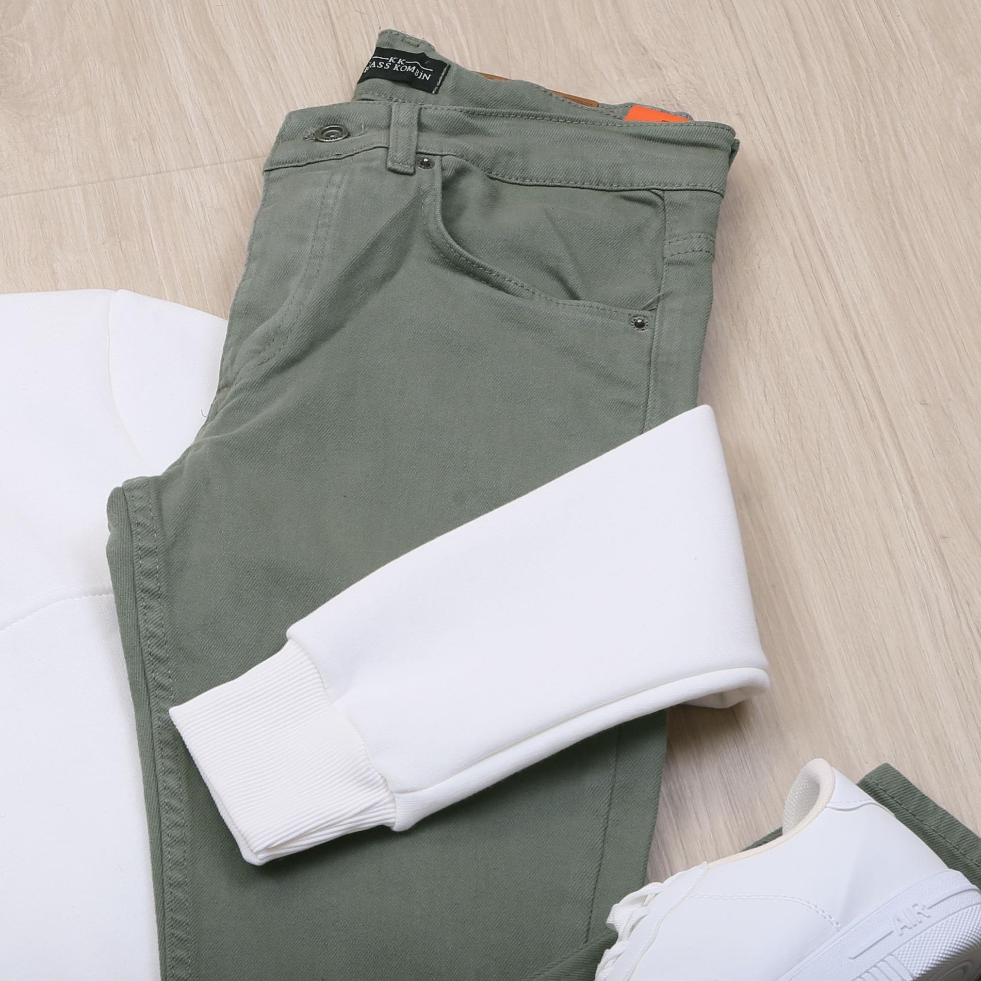 Fermuarlı Beyaz Sweat Pantolon Ayakkabı Kombin