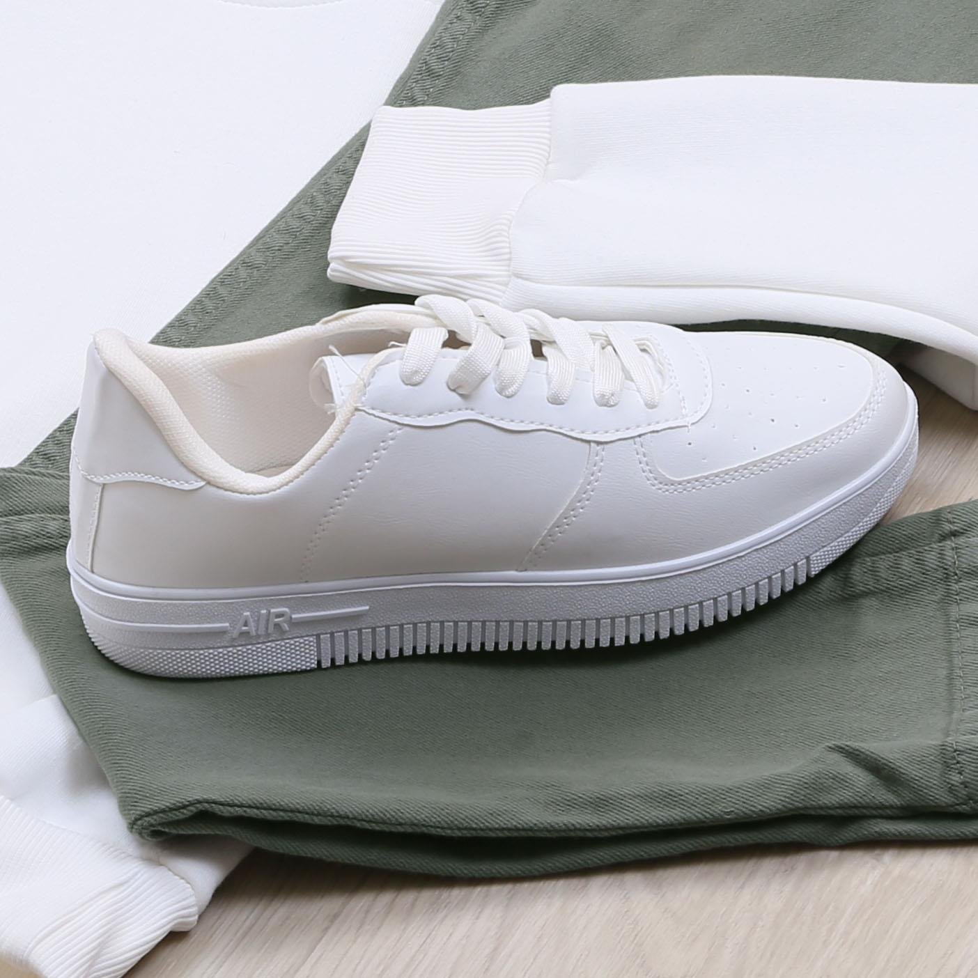 Fermuarlı Beyaz Sweat Pantolon Ayakkabı Kombin