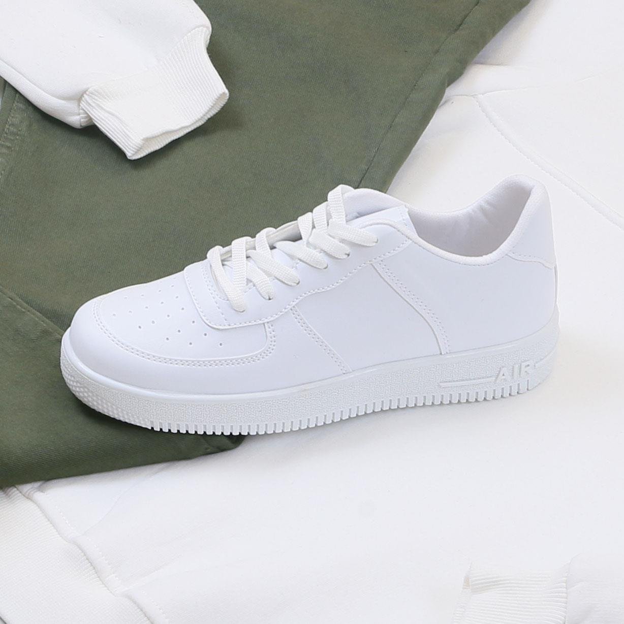 Fermuarlı Beyaz Sweat Pantolon Ayakkabı Kombin