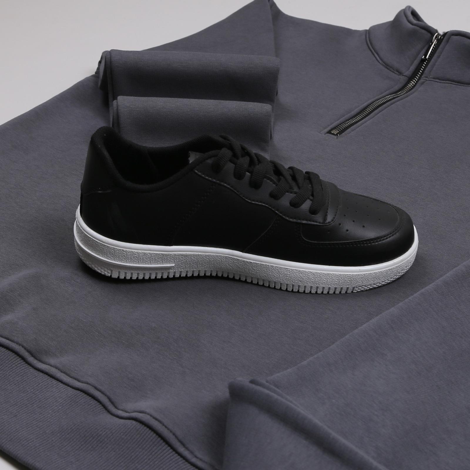 Füme Dik Yaka Sweatshirt Füme Eşofman Ayakkabı  Kombini