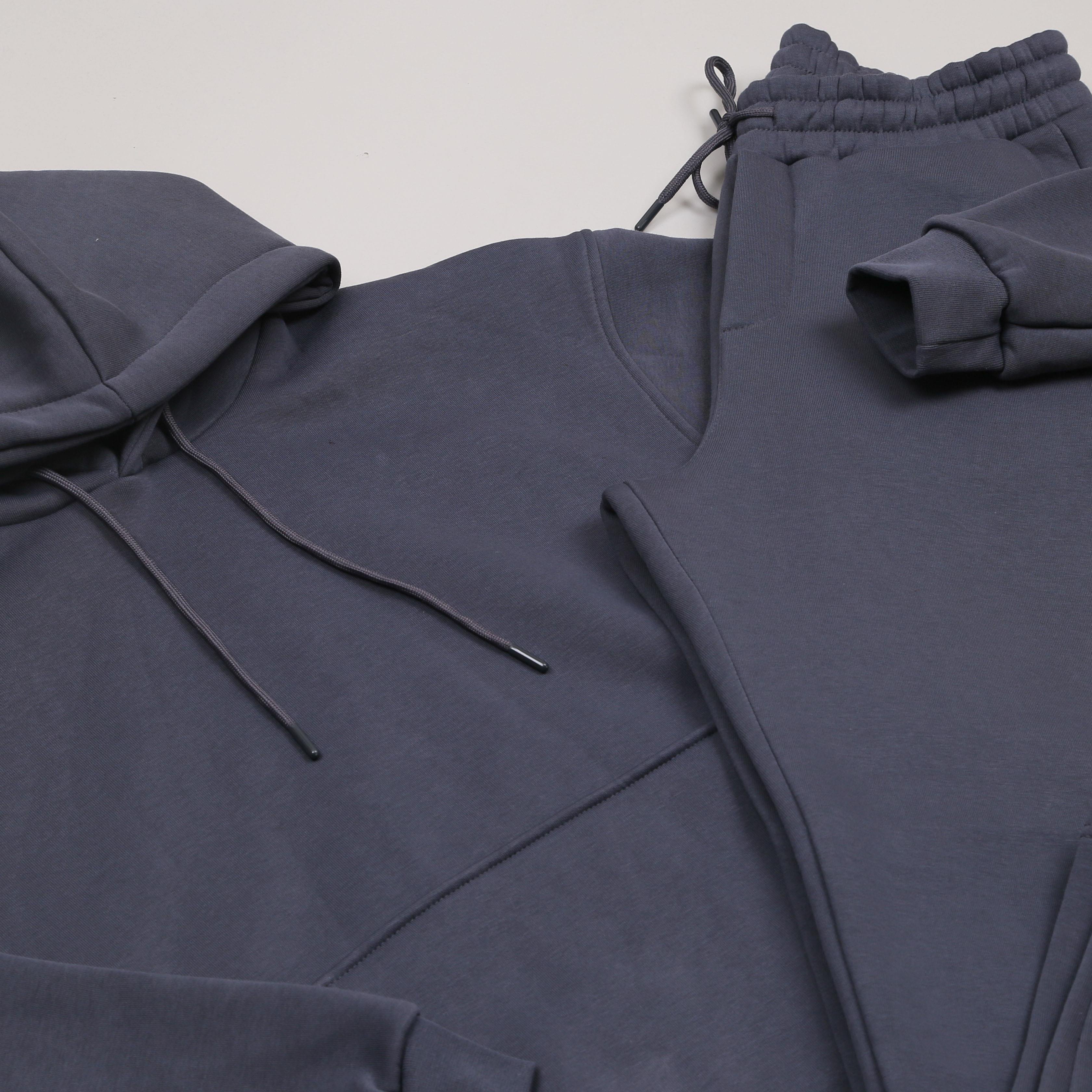 Füme Kapşonlu Sweatshirt Eşofman Altı Ayakkabı Kombini