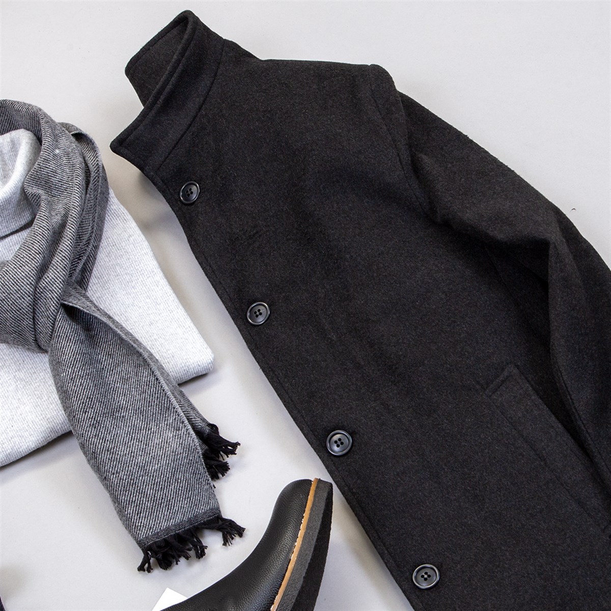 Füme Kaşe Kaban Boğazlı Kazak Pantolon Bot Kombin