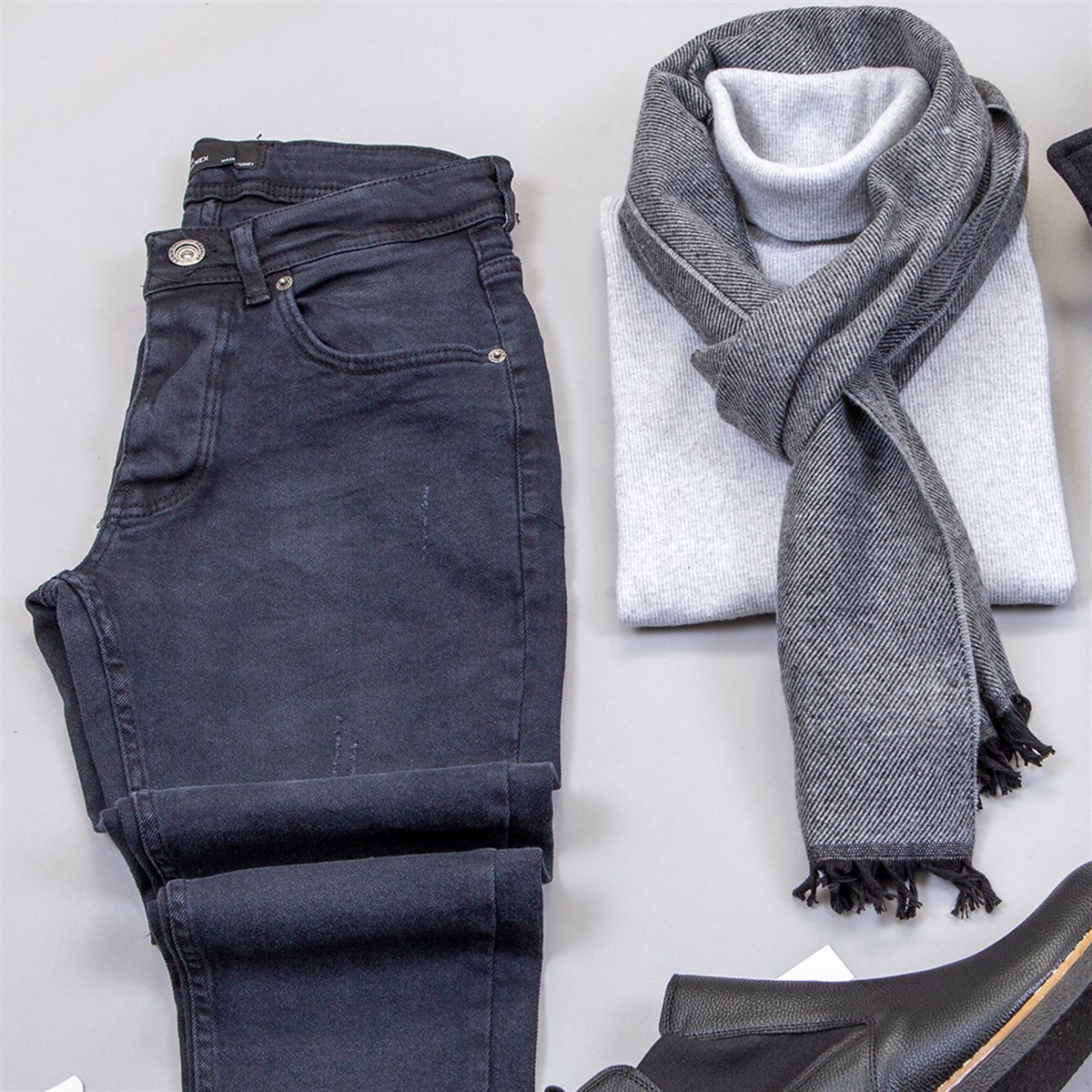 Füme Kaşe Kaban Boğazlı Kazak Pantolon Bot Kombin