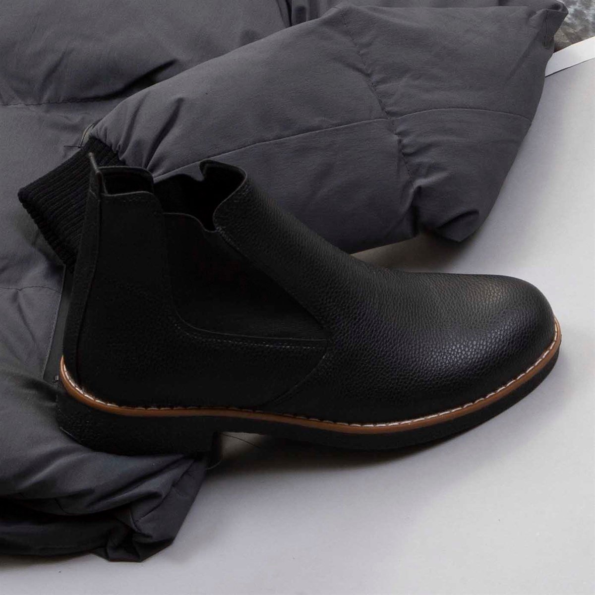 Füme Şişme Mont Kazak Pantolon Bot Kombin