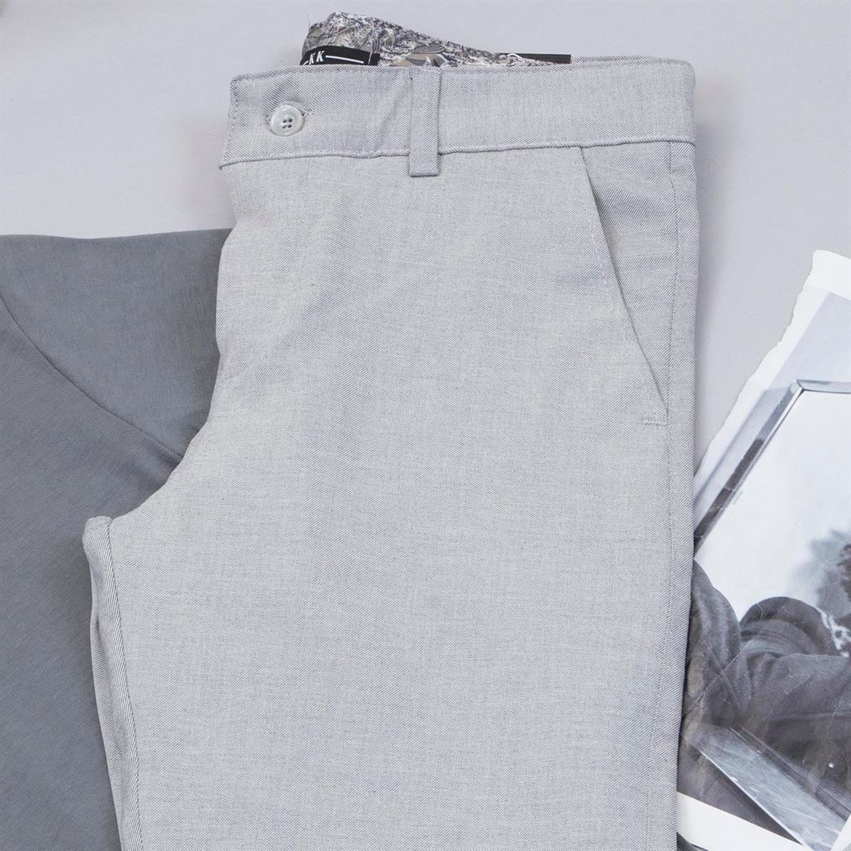 Gri Basic Tişört Pantolon Ayakkabı Kombin