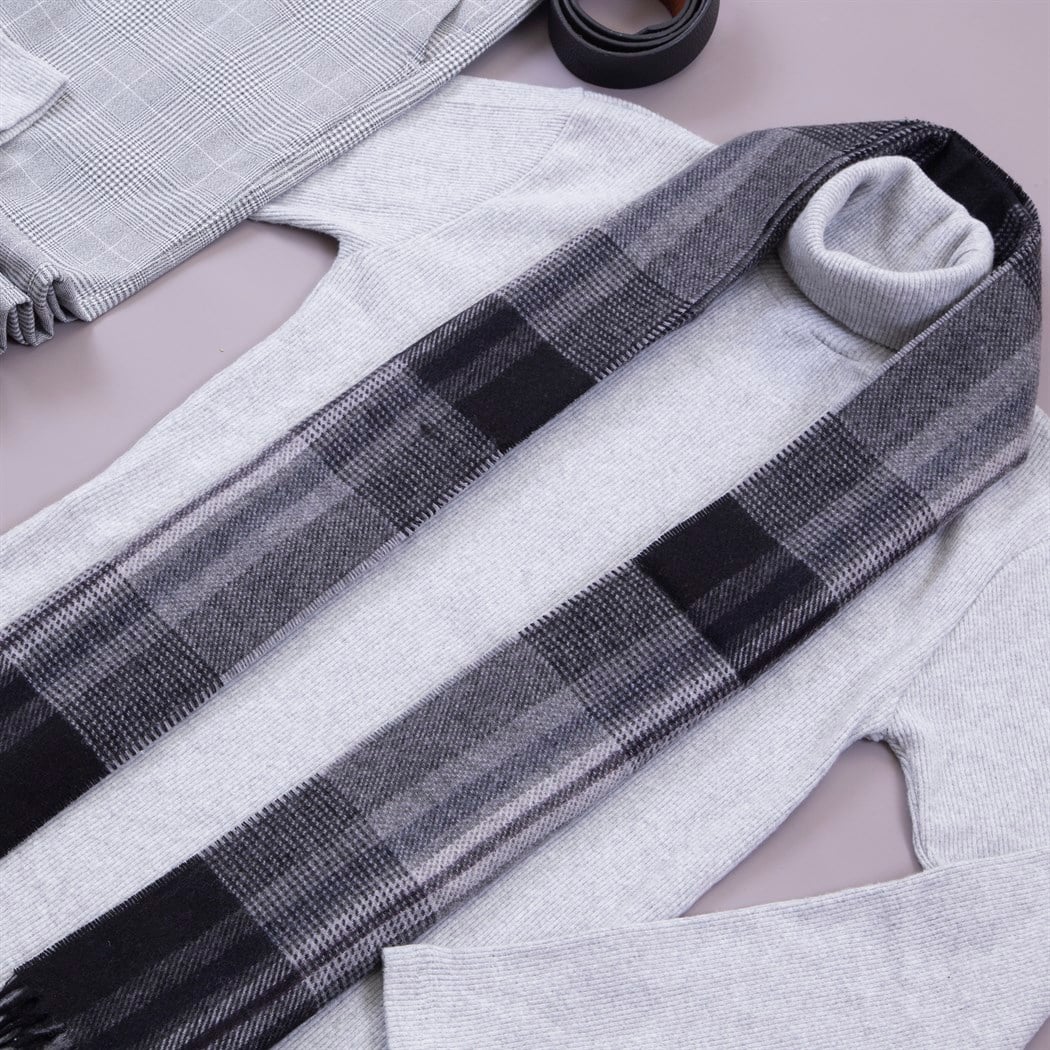 Gri Boğazlı Kazak Atkı Pantolon Ayakkabı Kombin