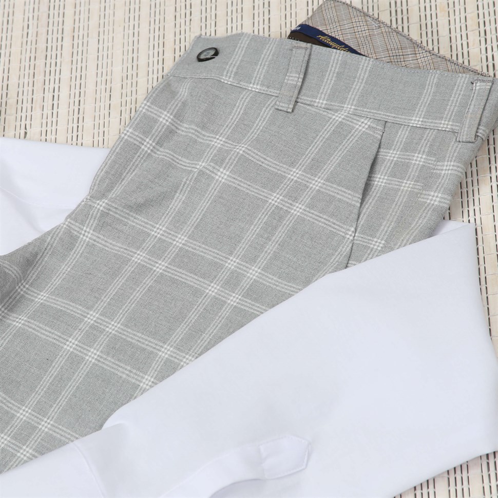 Gri Çizgili Pantolon Beyaz Gömlek Yaka Zinciri Kombin