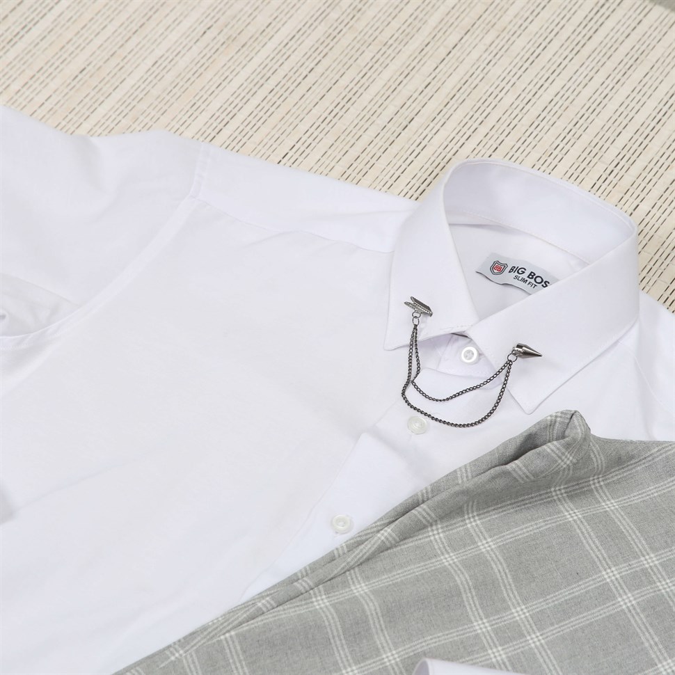 Gri Çizgili Pantolon Beyaz Gömlek Yaka Zinciri Kombin